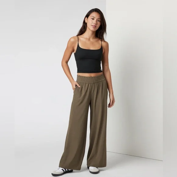 Vuori Lux Cami XL in Black - Picture 1 of 4